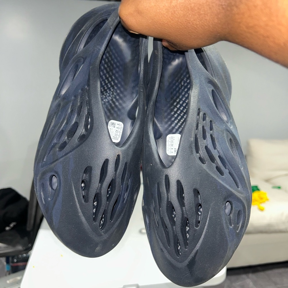 Yeezy Dark blue/black foam runners